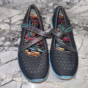Skechers Girls 2.5Y Gray Slip Ons No Tie Shoes